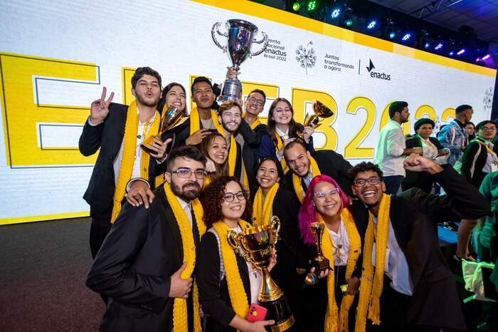 Alunos do projeto Anamã, da Enactus Brasil, comemoram o título de primeiro lugar no Prêmio Inovação Social Amanco Wavin