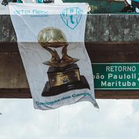 Bandeira com a imagem da taça da Copa dos Campeões foi pendurada no Viaduto do Coqueiro, em Ananindeua