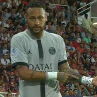 Neymar mostrou o pulso com uma mensagem ao humirista