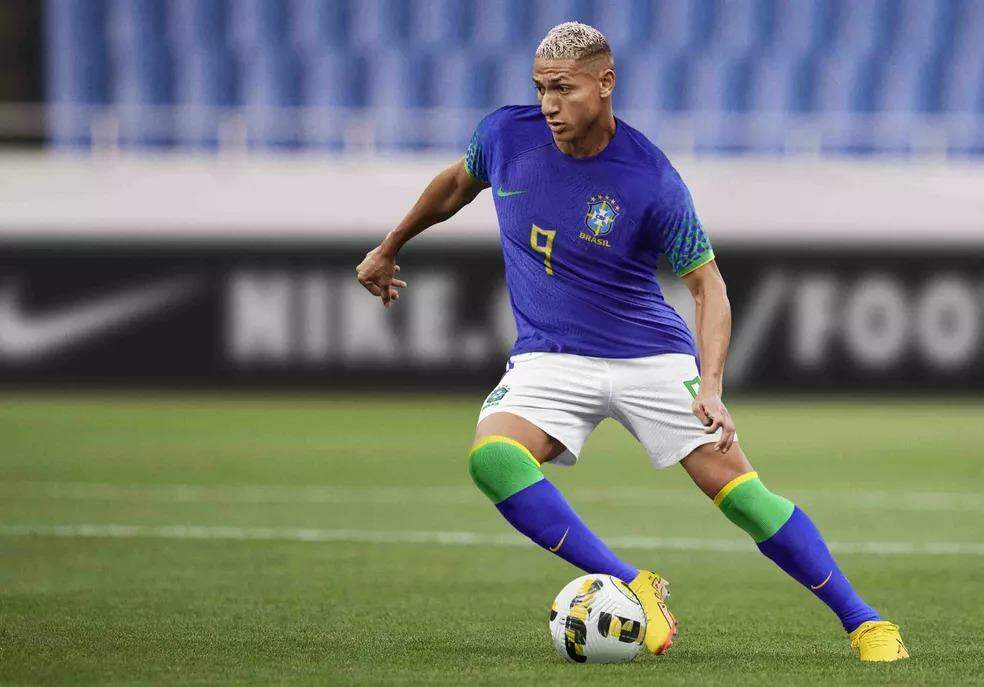 Copa do Mundo de 2022: Como surgiu a camisa azul do Brasil, que será usada  contra Camarões, Futebol