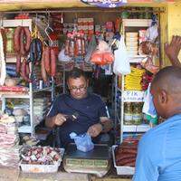 O comerciante Kléber Magno nota o aumento da compra de alimentos com o pagamento do Auxílio Brasil