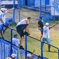 Torcedores do Paysandu pularam o alambrado do estádio em Teresina (PI)