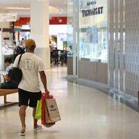 Em um shopping de Belém, movimento ainda não está intenso, mas lojistas esperam atingir meta de faturamento.