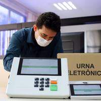 Secretário de Tecnologia da Informação do TRE Pará, Alessandro Cruz, com a nova urna modelo 2020