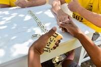 O projeto “Respirando a Liberdade”, desenvolvido dentro do CTM II, é destinado aos idosos em situação de cárcere e promove práticas cognitivas, música e lazer, por meio de jogos de tabuleiro