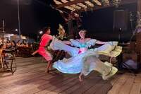 Danças e outras apresentações artísticas atraem os visitantes