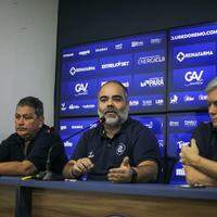Presidente do Remo, Fábio Bentes (ao centro), procura novo executivo de futebol