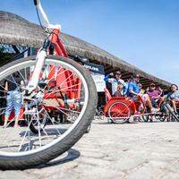 Bicicletas adaptadas para pessoas com mobilidade reduzida promovem inclusão e solidariedade.