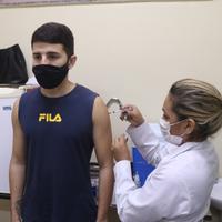 Dose de reforço teve a faixa etária ampliada pela Sesma: pessoas com 18 anos ou mais já podem buscar pelo imunizante