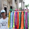 João Barboza vende fitinhas do Círio há cinco anos. “Tá meio lento, mas vai começar a melhorar”, disse