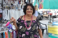 Dona Anamélia Maia, de 81 anos, foi em uma barraca de fitinhas e de outros acessórios. “Eu comprei seis bolsinhas (dessas de guardas moedas) de Nossa Senhora de Nazaré, que vou levar para minhas primas no Rio de Janeiro”, contou