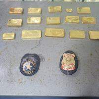 Foram encontradas 15 barras de ouro, junto com as roupas e pertences pessoais na mala.