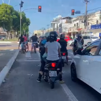 Vídeo mostra motociclistas invadindo a ciclofaixa e parados irregularmente na faixa exclusiva enquanto o semáforo estava fechado