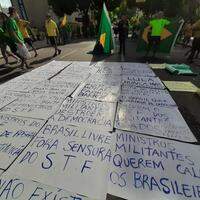 Cartazes criticam ministros do STF