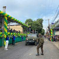 Prefeito Tião Miranda (esquerda) e general Maurício de Souza, comandante da 23ª Brigada de Infantaria de Selva, chegando ao desfile em carro oficial do Exército Brasileiro