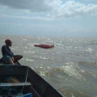 Pescadores estavam navegando quando encontraram embarcação naufragada
