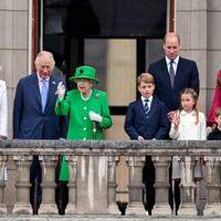 Rainha Elizabeth II da Grã-Bretanha (3ª E) na varanda do Palácio de Buckingham com (Da E) Camilla da Grã-Bretanha, Duquesa da Cornualha, Príncipe Charles da Grã-Bretanha, Príncipe de Gales, Príncipe George de Cambridge da Grã-Bretanha, Príncipe William da Grã-Bretanha, Duque de Cambridge, Princesa Charlotte da Grã-Bretanha de Cambridge, a britânica Catherine, a duquesa de Cambridge e o príncipe britânico Louis de Cambridge