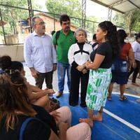 O prefeito Edmilson Rodrigues esteve em Cotijuba e conversou com sobreviventes do naufrágio e familiares das vítimas
