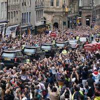 Multidão acompanhou cortejo esta tarde em Edimburgo