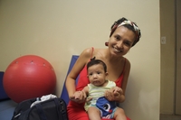 Kátia Além, enfermeira de 34 anos, levou seu filho, Edrick, que tem três meses, para receber atendimento. “Meu filho, hoje em dia, tem um desenvolvimento praticamente normal. Ele não tem nenhum atraso. A gente agradece muito as pessoas que estão aqui trabalhando com ele”, disse