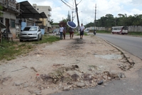 O acúmulo de entulhos derivados de restos de obras já chegou a quase obstruir por completo o trecho de calçada na avenida Perimetral, em Belém