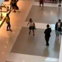 Pessoas que estavam no local, filmaram o momento em que uma mulher xinga o funcionário.