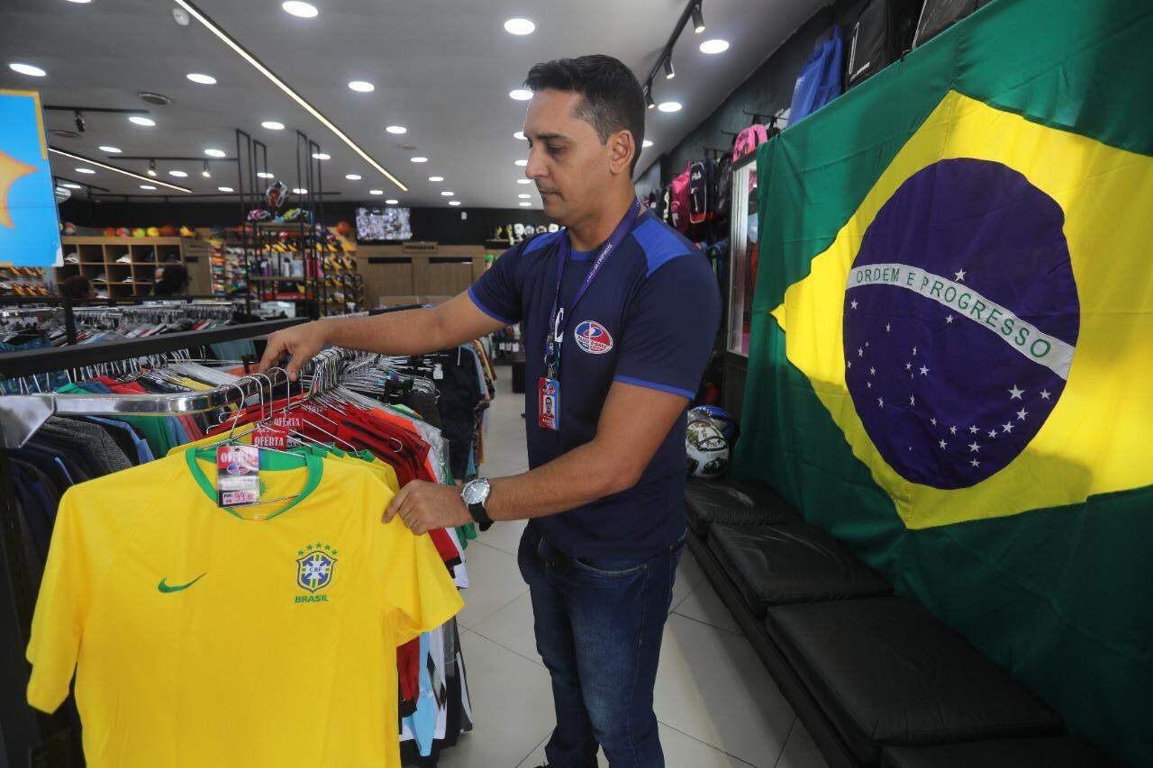 NE1, Comércio popular do Centro do Recife aposta na venda de produtos para  a Copa do Mundo