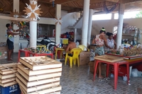 No ateliê da família Miranda, em Abaetetuba, a produção está a todo vapor para a Feira do Artesanato do Círio