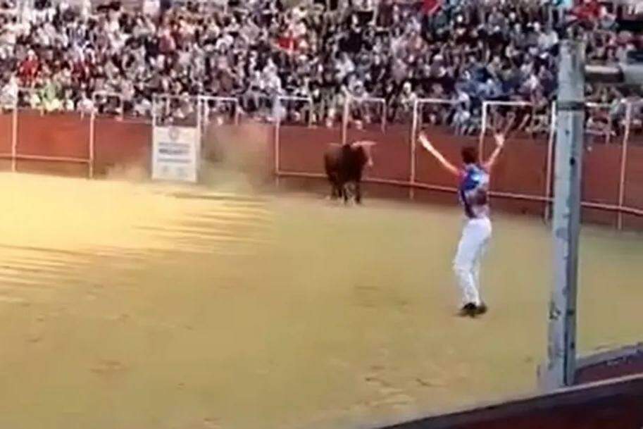 Vídeo: Idoso de 82 anos acaba no hospital durante corrida de touro na  Espanha – Metro World News Brasil