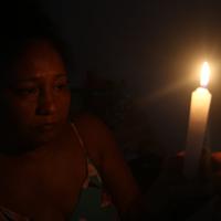 Autônoma Márcia Pereira recorreu às velas para não ficar no escuro total