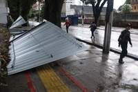 Muro de metal não resistiu à força do vento, na avenida José Malcher.
