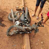 Imagens compartilhadas nas redes sociais mostram como ficou o carro após a batida. A moto ficou destruída.