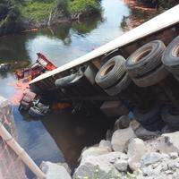 Um caminhão com tomates caiu na cabeceira da ponte do rio Caeté, localizada entre os municípios de Capanema e Santa Luzia. O acidente foi por volta do meio dia