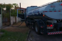 Caminhões-pipa fornecem água para os moradores do bairro