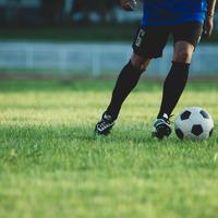 Jovens que sonham com a carreira de jogador de futebol devem começar a treinar ainda na infância