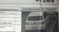 Na imagem, a autuação para o desrespeito do limite de velocidade teria sido para o guincho, contudo, a placa do carro danificado foi considerada pelo radar.