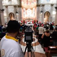 Muita gente compareceu à Basílica Santuário na missa das 18h na segunda-feira que antecede o Círio