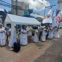 Integrantes de religião de matriz africana fazem homenagem à Nossa Senhora de Nazaré, na BR-316, em Ananindeua