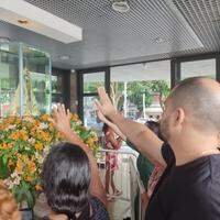 Vários devotos fizeram uma longa fila para visitar a Imagem Peregrina da Virgem de Nazaré na praça Santuário