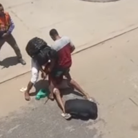 Nas imagens que circulam nas redes sociais, é possível ver que a vítima tenta se defender apenas usando uma mochila