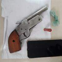 Com Jair, a polícia aprendeu uma arma caseira com duas munições de fogo e um celular