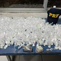 A Polícia Rodoviária Federal apreendeu, na quarta-feira (12),  612 papelotes de cocaína, 50 g de crack e 50 g de maconha. A ação ocorreu durante fiscalização no km 102 da BR-316, no município de Santa Maria do Pará, no nordeste do Pará