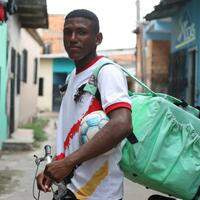 Victor Alves faz tripla jornada diária entre treinos, escola e trabalho como entregador de lanches