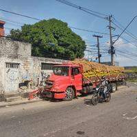 O caminhoneiro veio do Piauí e estava com uma carga de cocos e laranjas quando não aguentou o cansaço