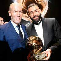 Karim Benzema recebeu o prêmio das mãos de Zinedine Zidane