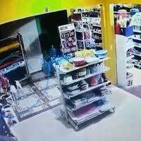 As câmeras de monitoramento de um mercadinho localizado no bairro do Fonte Boa, em Castanhal, no nordeste do estado, registraram um “furto” inusitado.