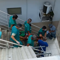 O paciente precisou ser transportado por meio das escadas, com ajuda de seis maqueiros, pois os elevadores não estão funcionando