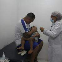 O gerente Eduardo Oliveira fez questão de levar o filho Lorenzo, de dois anos, para se vacinar contra a Polio