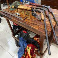 Três armas longas, 12 munições e artefatos para caça foram encontrados pelo Batalhão de Polícia Ambiental (BPA), na manhã desta segunda-feira (24), dentro de um tonel escondido em um dos ramais do Parque Estadual do Utinga