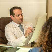 Neurorradiologista intervencionista, Eric Paschoal, em consulta à paciente
